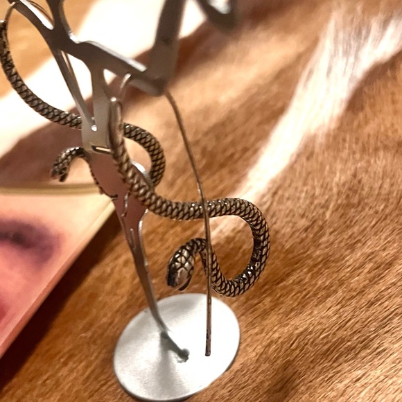 ๐ท๏ธ๐๐ hot topic โข silver snake hoop earrings - Picture 5 of 11